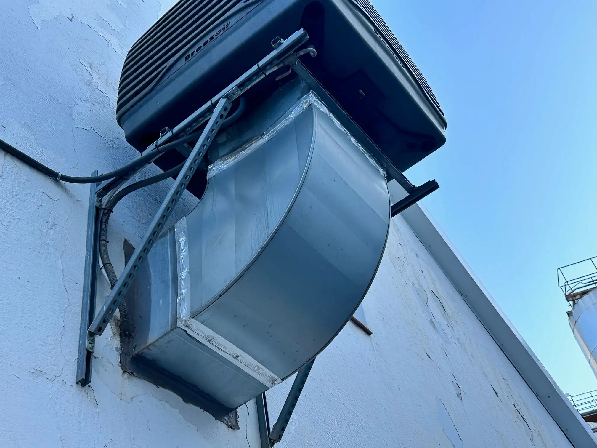 Unidad exterior de climatización evaporativa instalada por MI3, diseñada para refrigeración industrial eficiente.