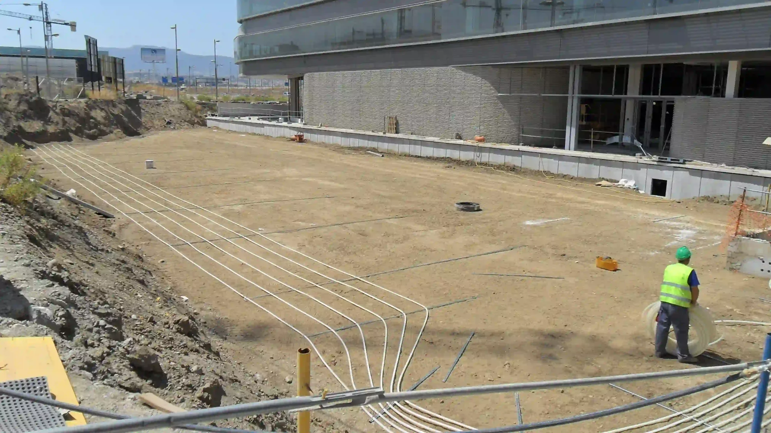Sistema de geotermia en Granada instalado por MI3 para calefacción, refrigeración y agua caliente sanitaria (ACS) con alta eficiencia energética y reducción de CO₂.
