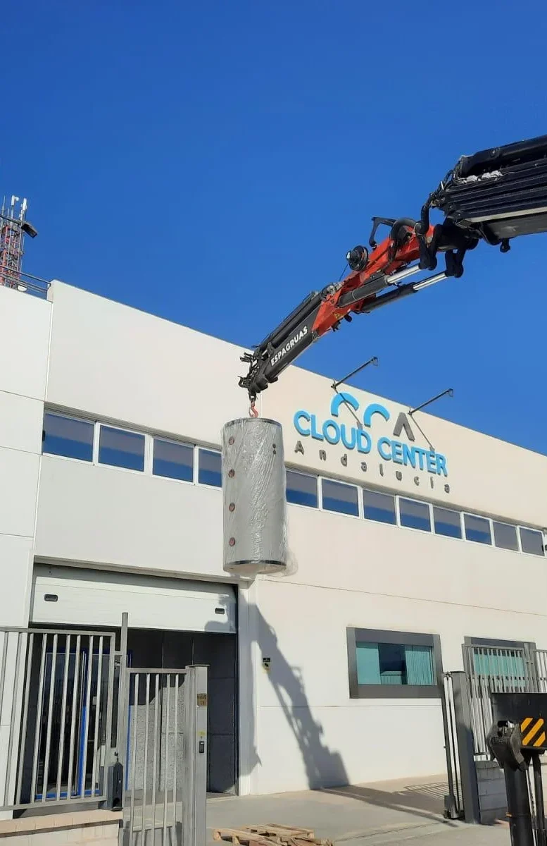 Grúa colocando equipos de climatización en la cubierta del centro de datos Cloud Center Andalucía en Granada.